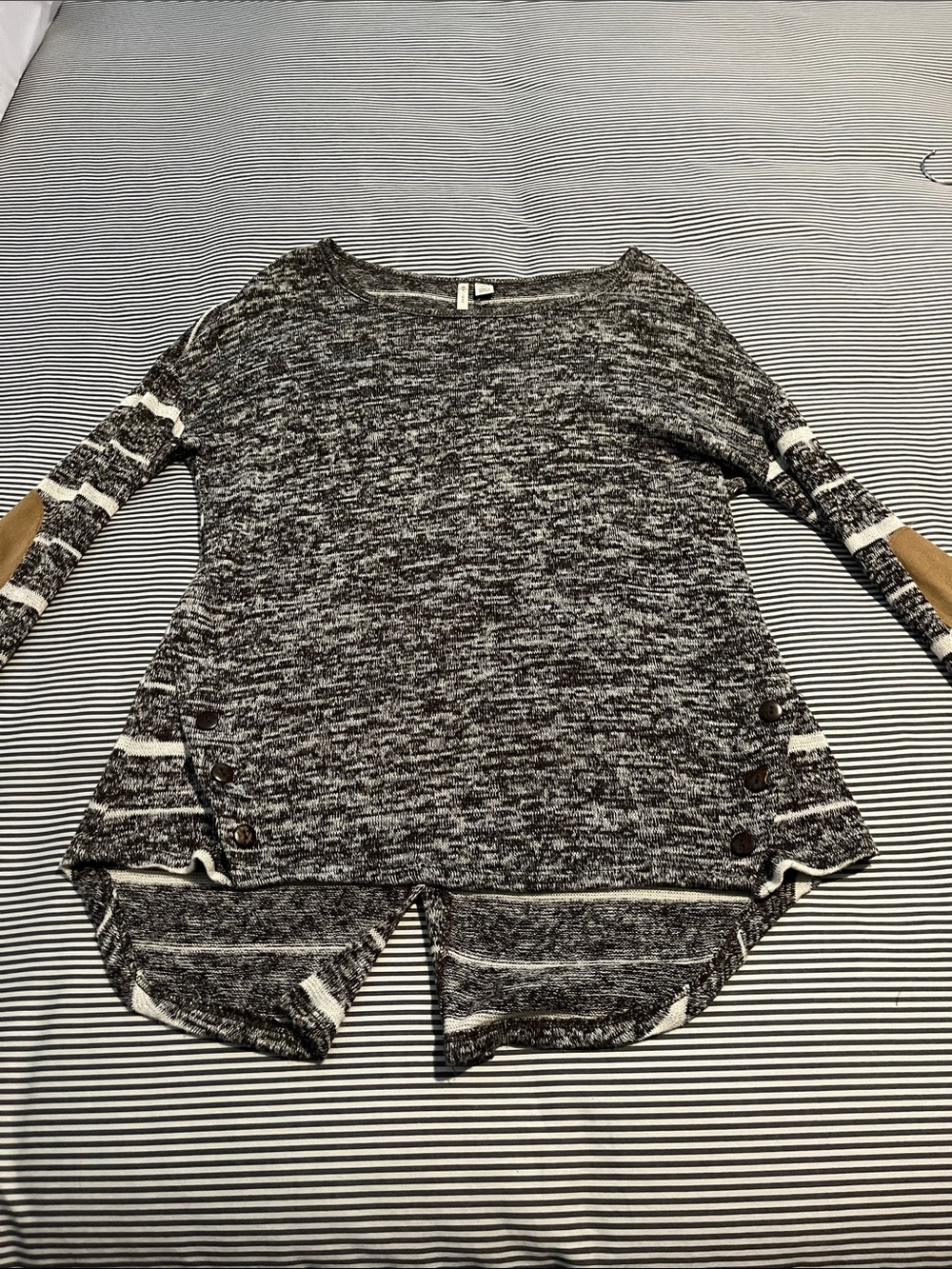 Cute lightweight sweater for all seasons.
